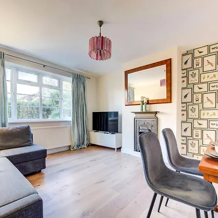 Charming Pitshanger Apartment